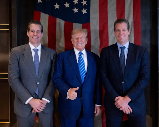 Winklevoss-tvillingene med en politiker.
